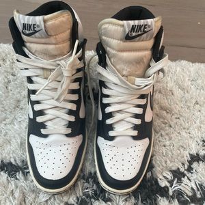 B16:Women’s Nike sky hi Dunks